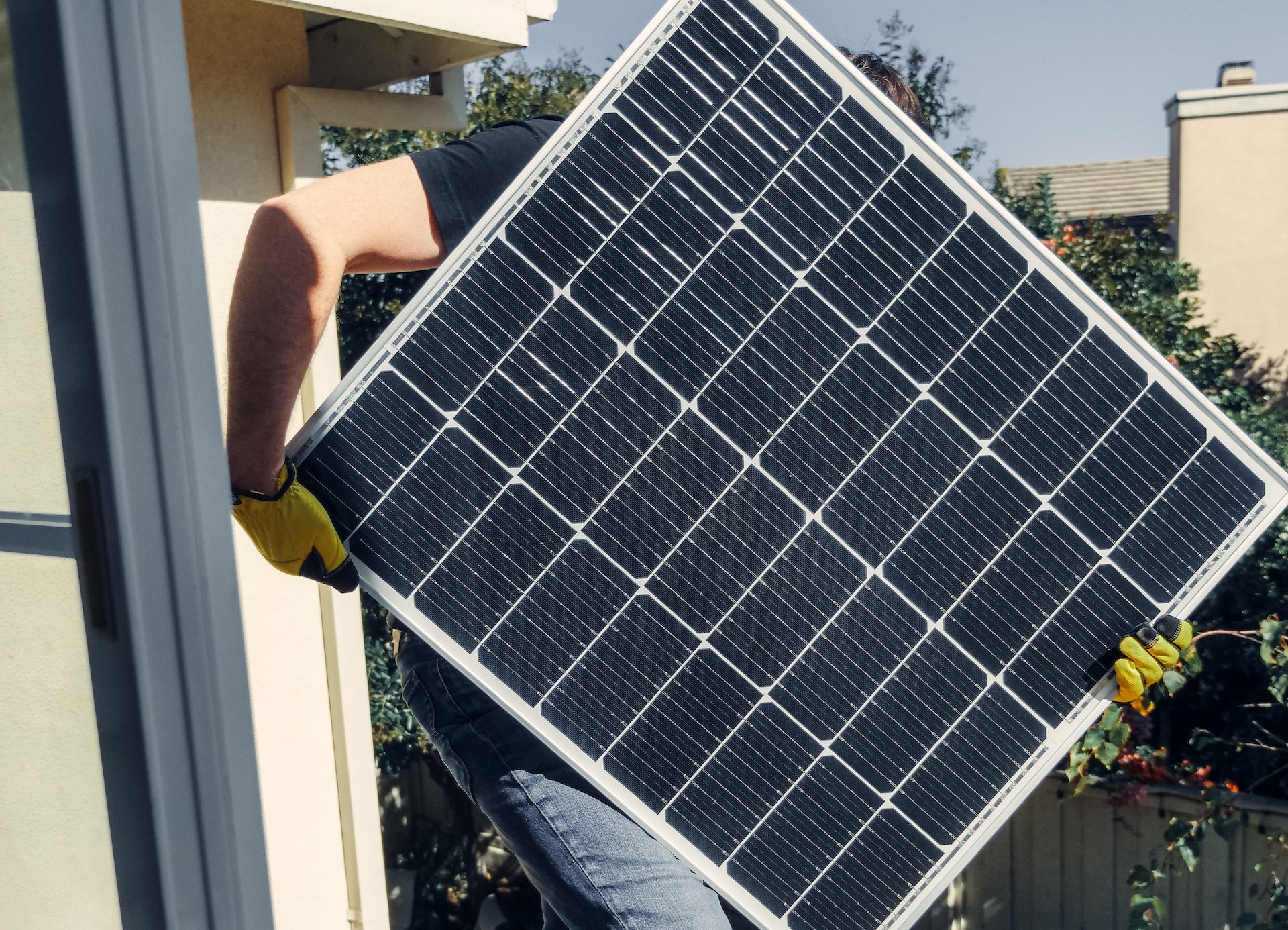 Noul nostru calculator vă ajută să alegeți soluția potrivită de panouri solare pentru casa dvs