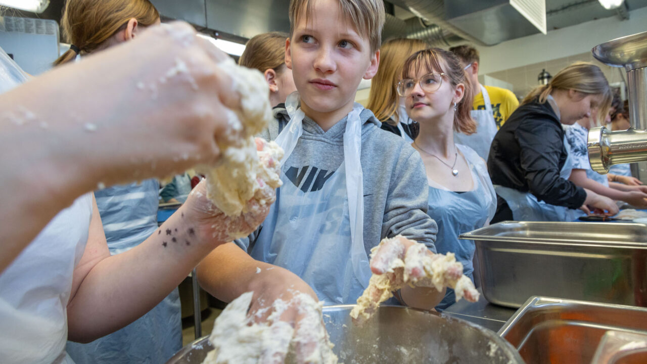 Galerii: “MasterChef Eesti” kokad panid õpilased isukalt sööma toitu, mida vähesed lapsed armastavad thumbnail